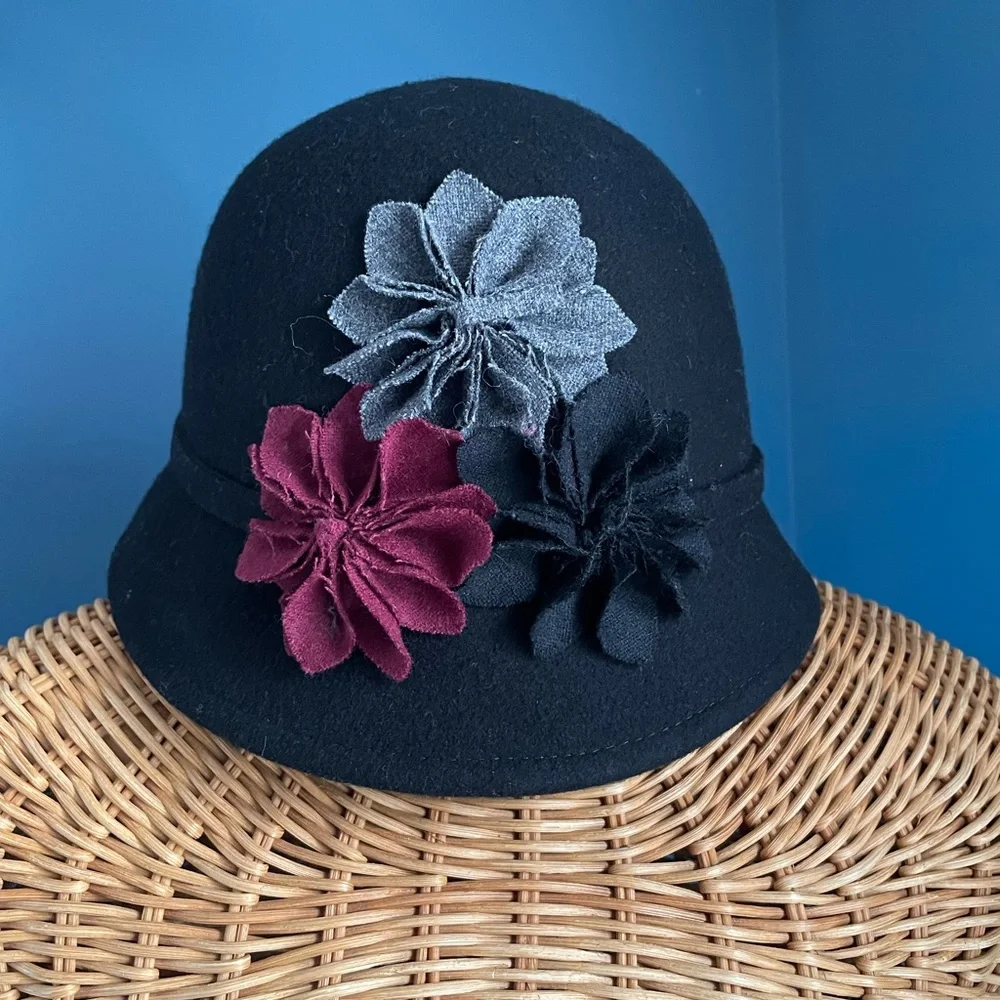Scalia Pronto Wool Felt Cloche Hat Fabric Flower Decoration Black Burgundy EUC